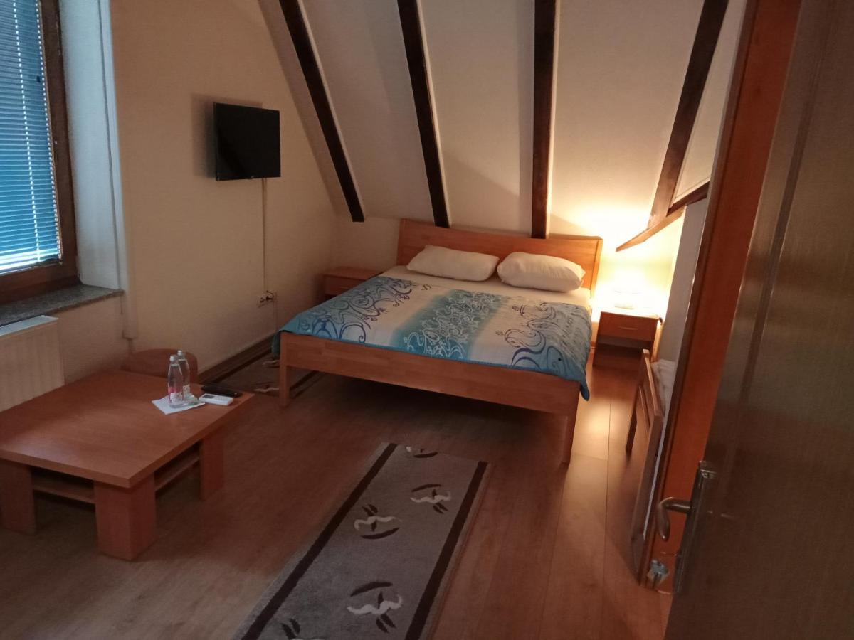 Prenociste/Restoran Lovac Otel Bihać Dış mekan fotoğraf